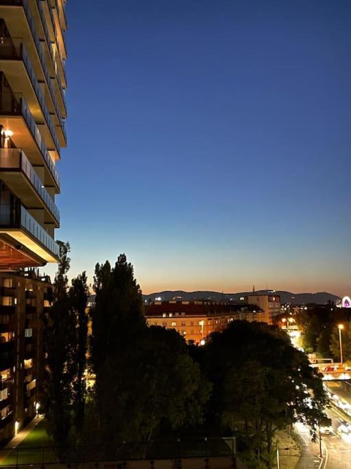 The High-Rise Condo With Pool Bécs Kültér fotó