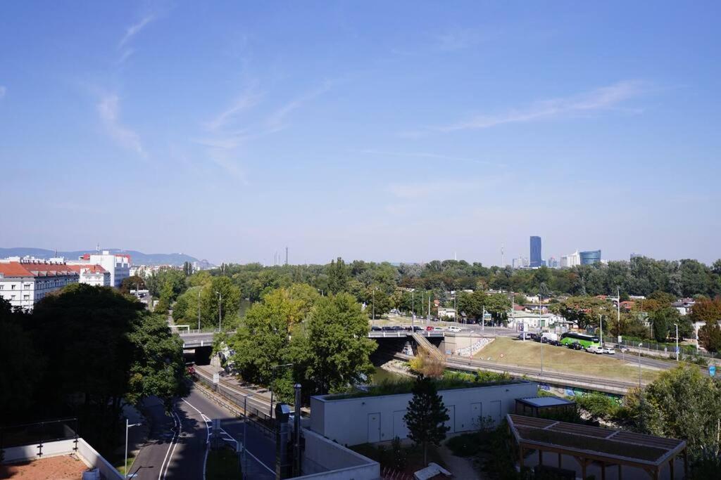 The High-Rise Condo With Pool Bécs Kültér fotó