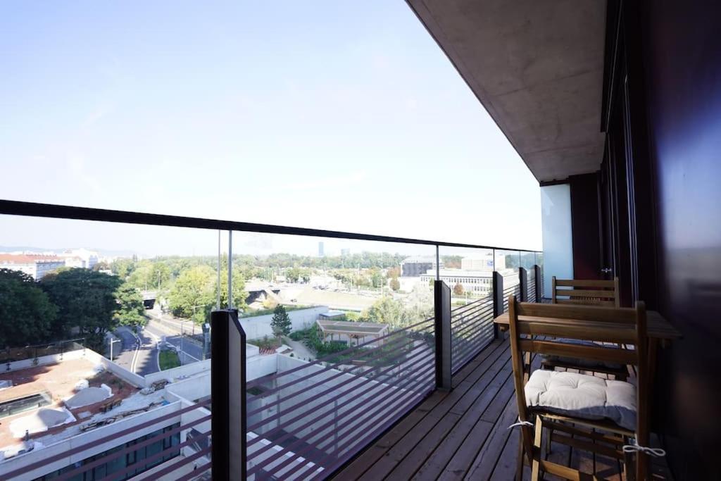 The High-Rise Condo With Pool Bécs Kültér fotó