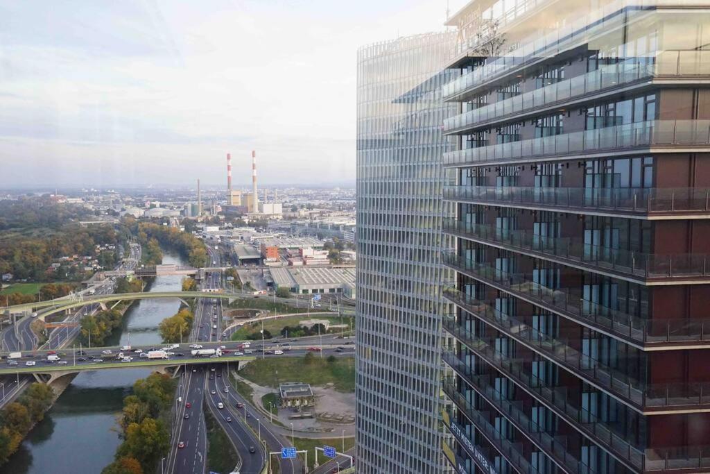 The High-Rise Condo With Pool Bécs Kültér fotó